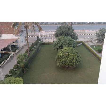Hotel Sangam, Варанаси Екстериор снимка
