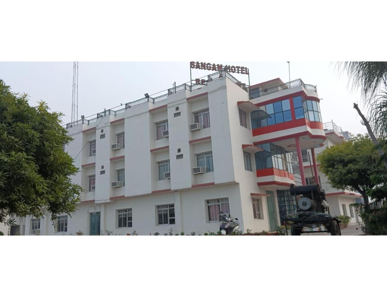 Hotel Sangam, Варанаси Екстериор снимка